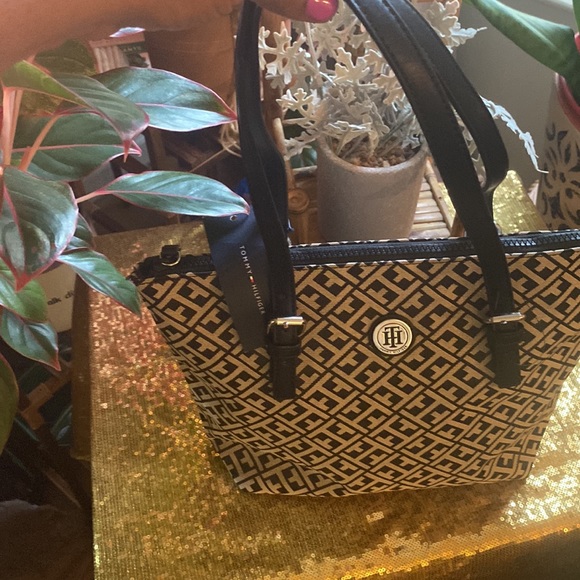 Tommy Hilfiger bag 13X 9 1/2” in size - Picture 5 of 12